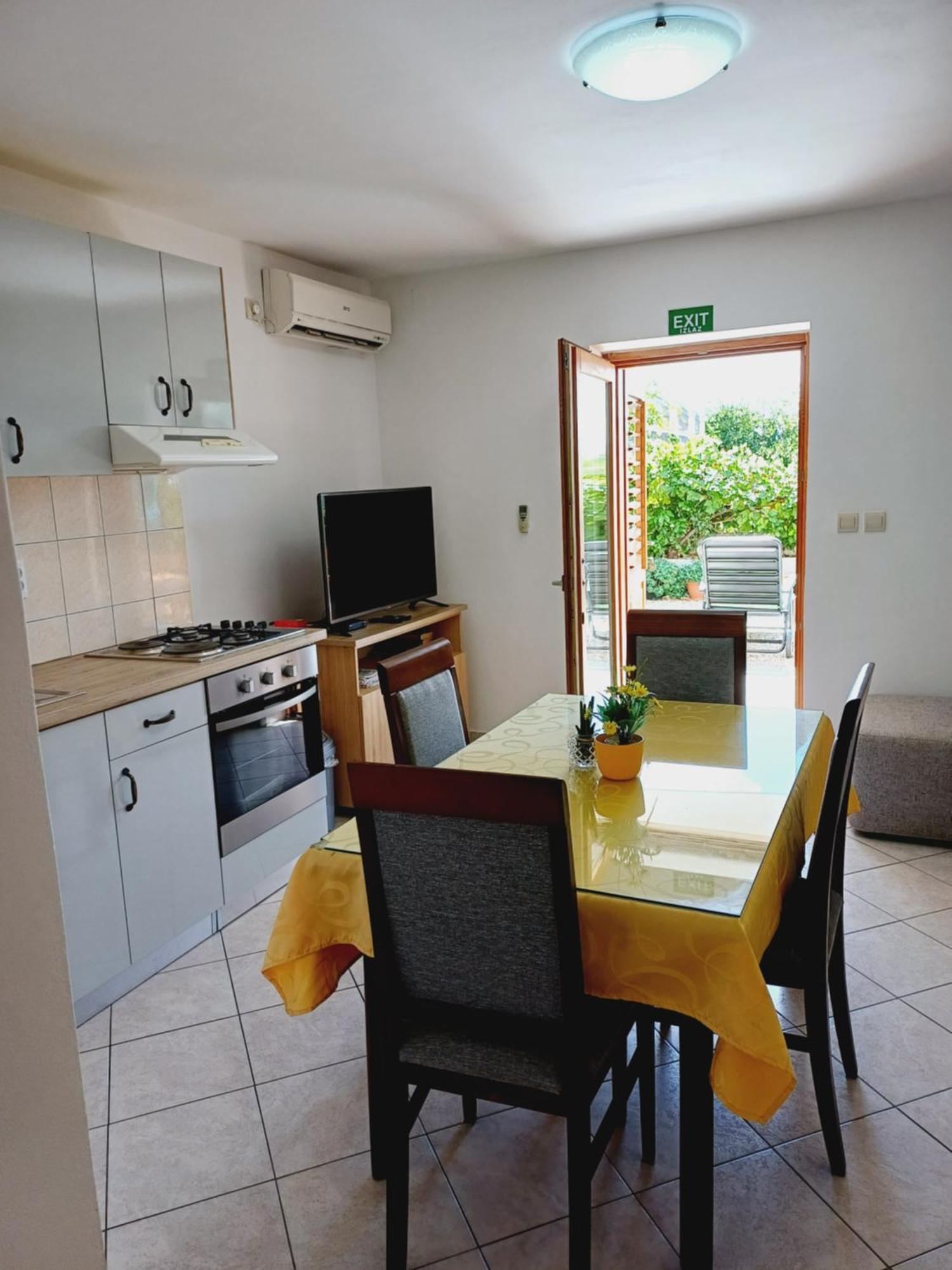 Apartments Jure Miljak โปดสตรานา ภายนอก รูปภาพ